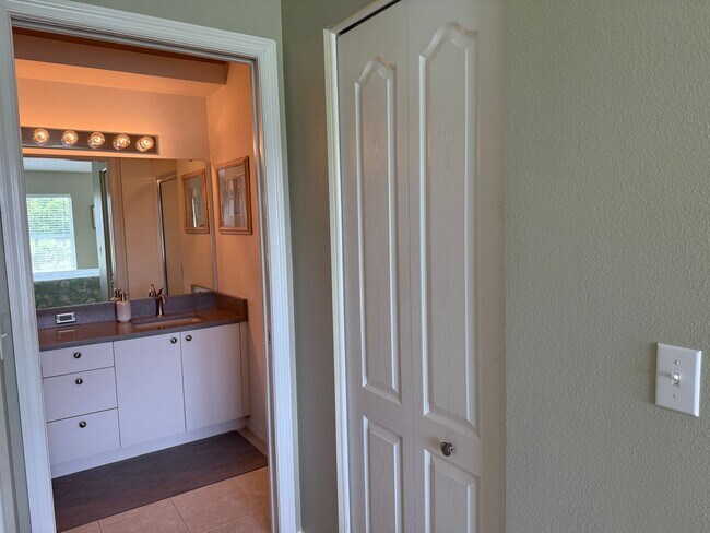 Building Photo - Lakeview 2 Bedroom 2 Bath Condo on Golf Co...
