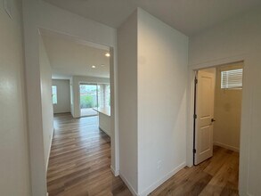 Building Photo - 624 N Vine St