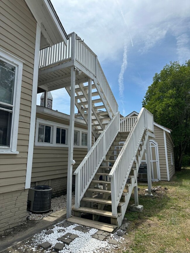 Building Photo - 2 Bed 1 Bath Apartment with Historic Charm