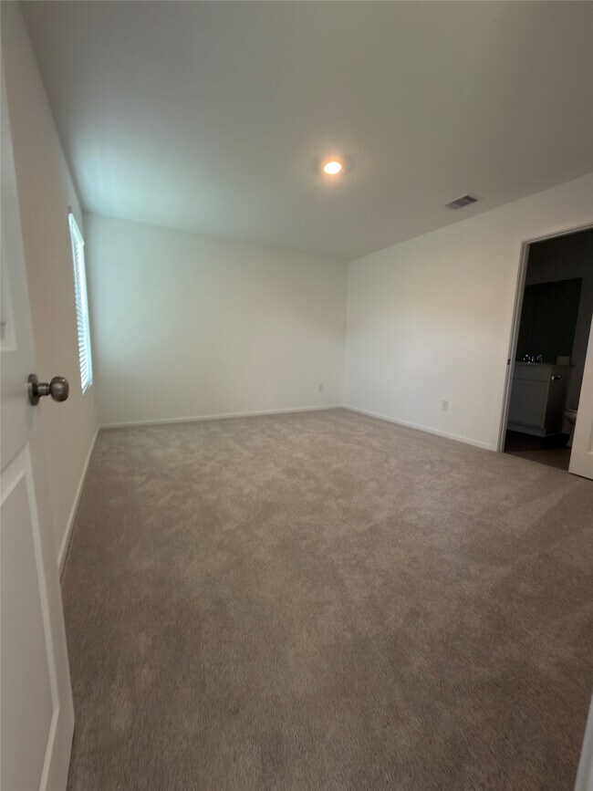 Building Photo - 1515 Golden Iris Dr