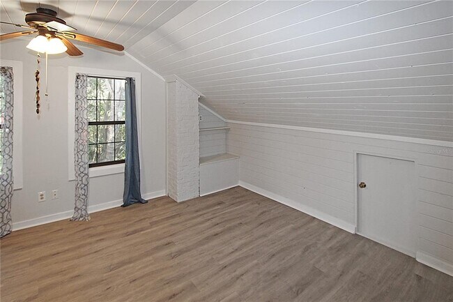 Building Photo - 289 W Lakeview Ave