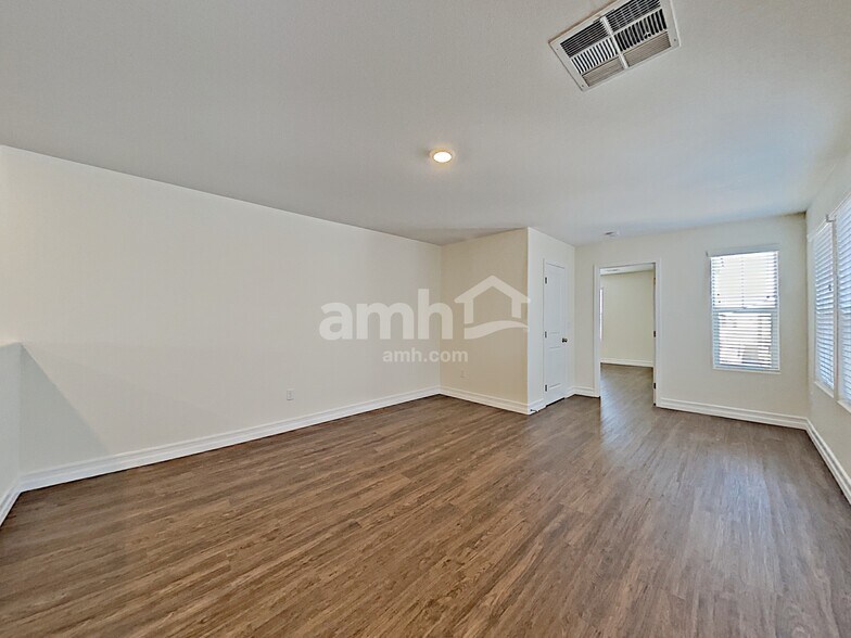 Building Photo - 5825 Petronius St