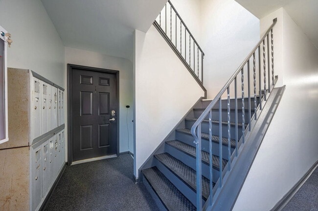 Building Photo - 651 Riverview Dr
