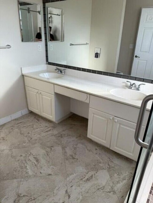 Building Photo - 1045 Island Manor Dr
