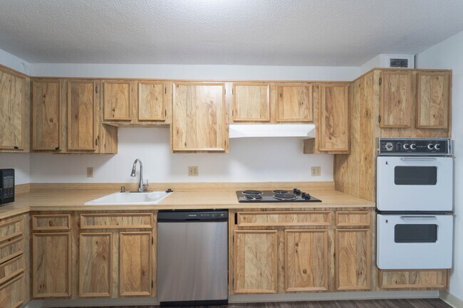 Building Photo - 8370 Greensboro Dr