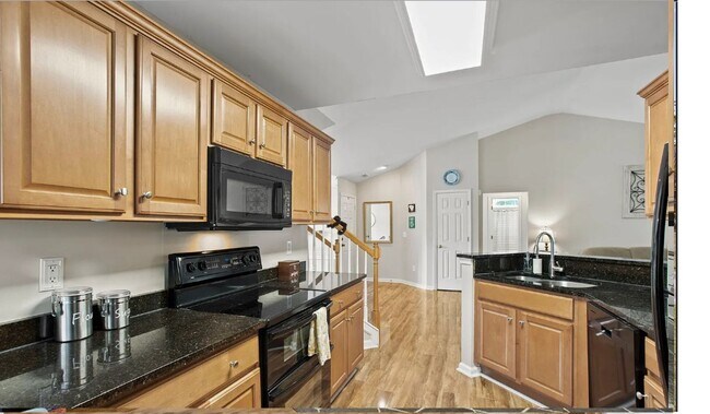 Building Photo - Spacious 3/2 Available Now!