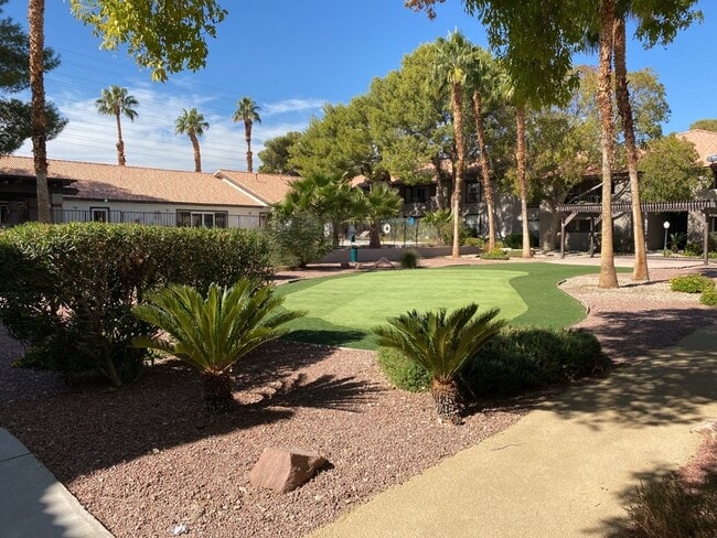 Building Photo - 3 Bedroom 2 bath condo located on second floor.
