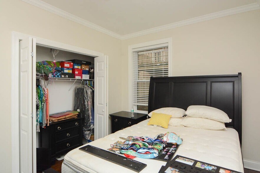 Building Photo - 706 W Roscoe St