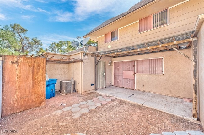 Building Photo - 2408 Paradise Village Way