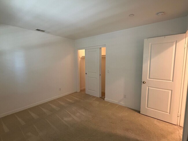 Building Photo - Modern, Spacious 3BR/4BA Home with Exceptional Freeway Access & Nearby Nature