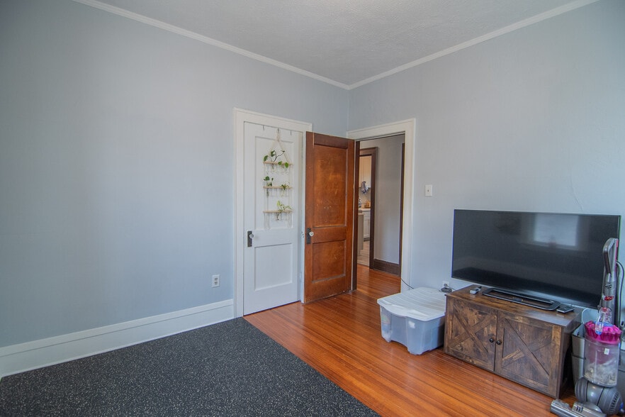 Building Photo - 5940 5th Ave