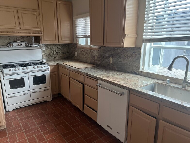 Building Photo - 8361 Blackburn Ave