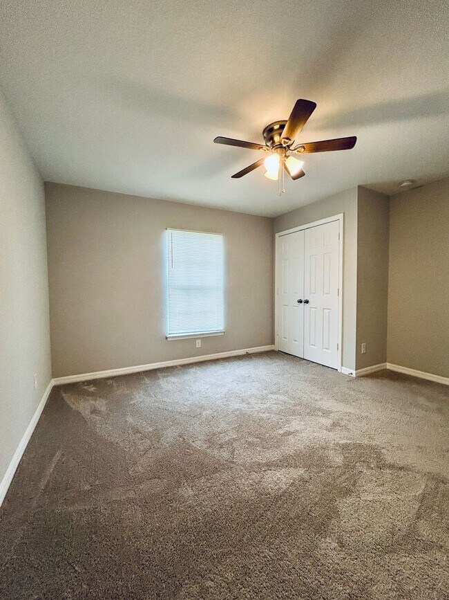 Building Photo - 4 Bedrooms 2 Baths Single-Family Fenced Ho...