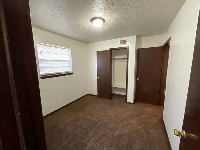 Building Photo - 3 Bed, 1 Bath, 2 Car Garage