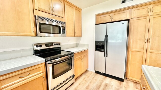 Building Photo - Beautiful, End Unit Condo, in the Very Des...
