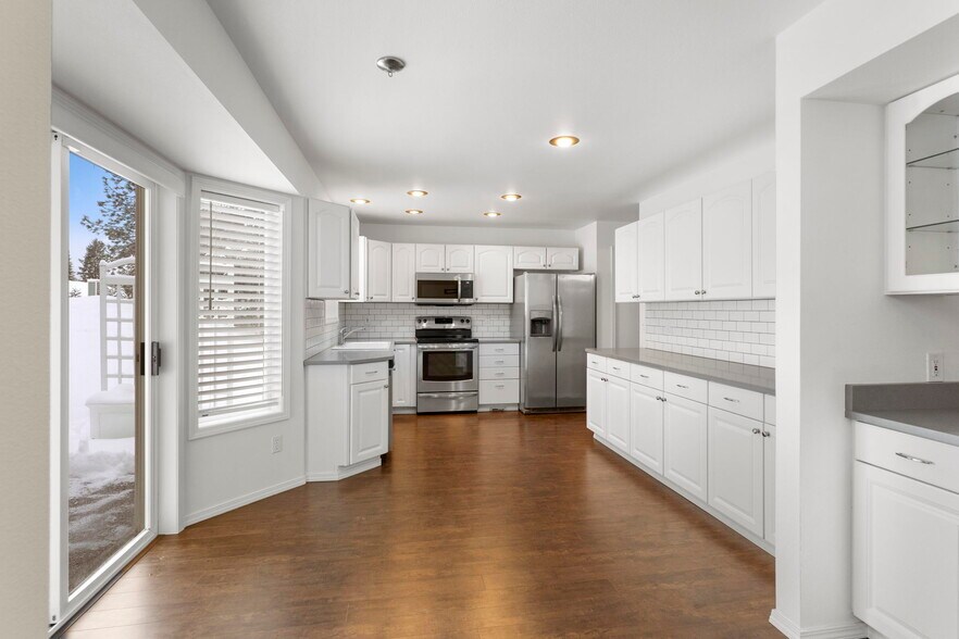 Building Photo - 8290 N Uplands Dr