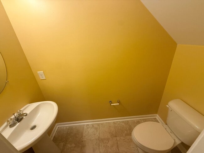 Building Photo - Beautiful private home!!