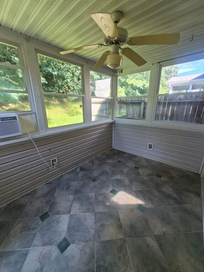 Building Photo - West Knoxville 37934 - 3 bedroom, 2.5 bath with a sunroom and 1-car garage - Call Lisa Vineyard 8...