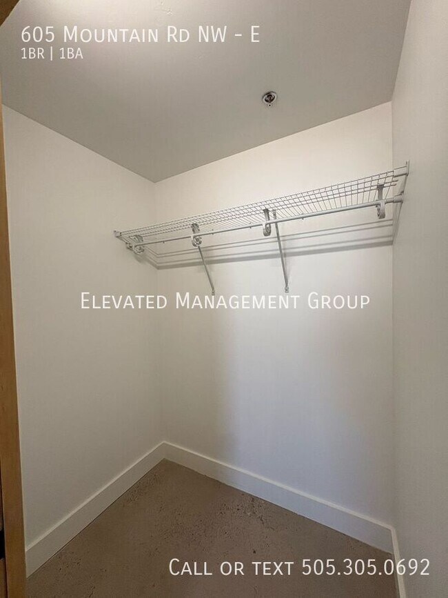 Building Photo - 605 Mountain Rd NW