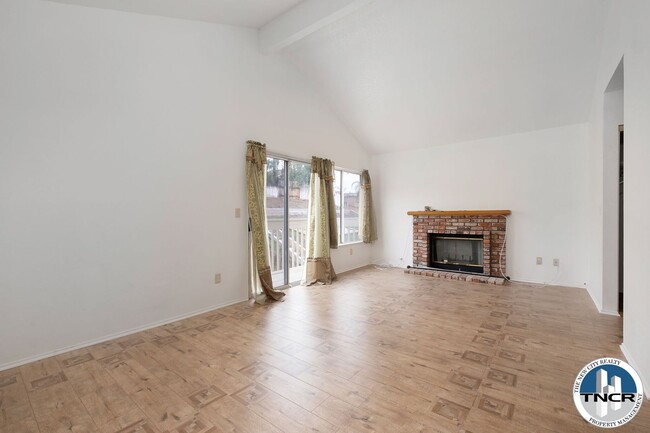 Building Photo - Stunning 4 BD | 3 Bath