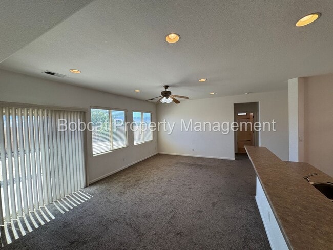 Building Photo - 3 Bedroom, 2 Bathroom Home Located in Dayton