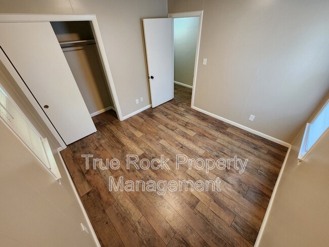 Building Photo - 1826 E 6th