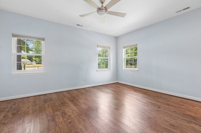 Building Photo - Gorgeous Home Ready for Move In