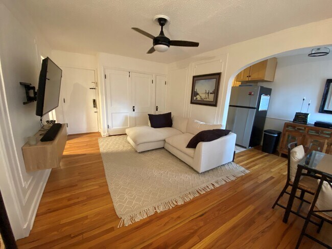 Primary Photo - 1365 N Corona St