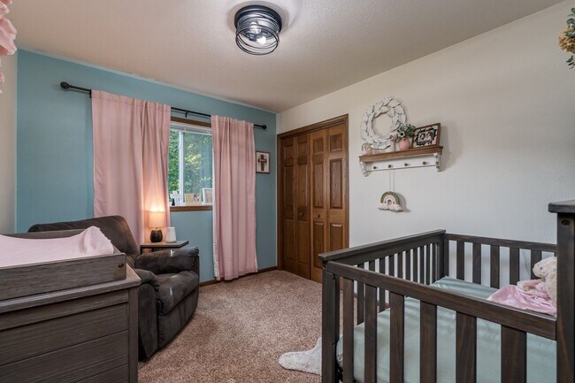 Building Photo - Stunning rambler on Tanager Road!