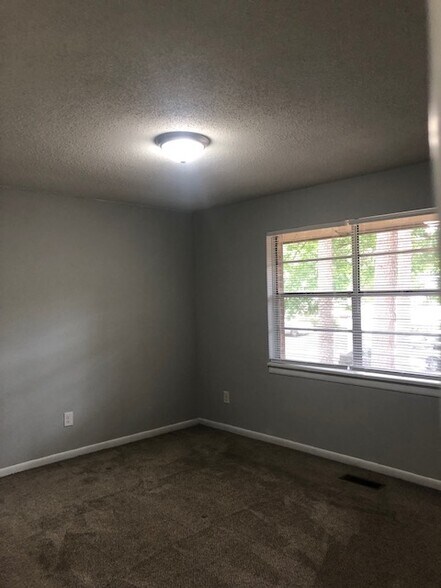 Building Photo - 1518 Crest Rd