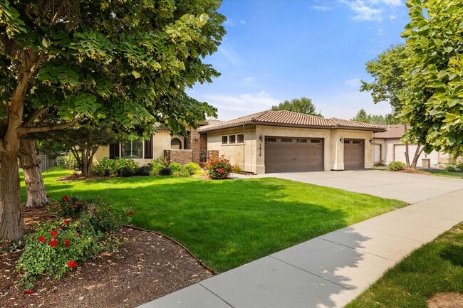 Primary Photo - Luxury Furnished 4-Bedroom Home in Eagle's...