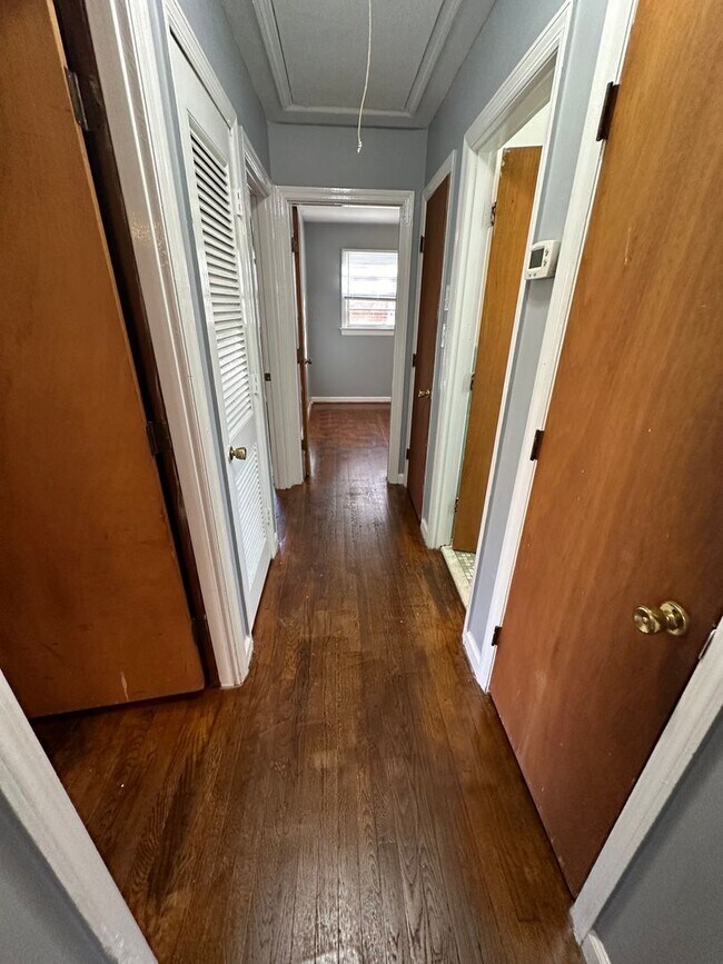 Building Photo - 3 bedroom house in Fulton Hill! Laundry, Central HVAC All electric, big fenced yard, hardwoods