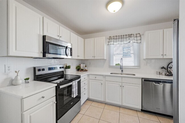 Building Photo - 417 Chamberlin Dr