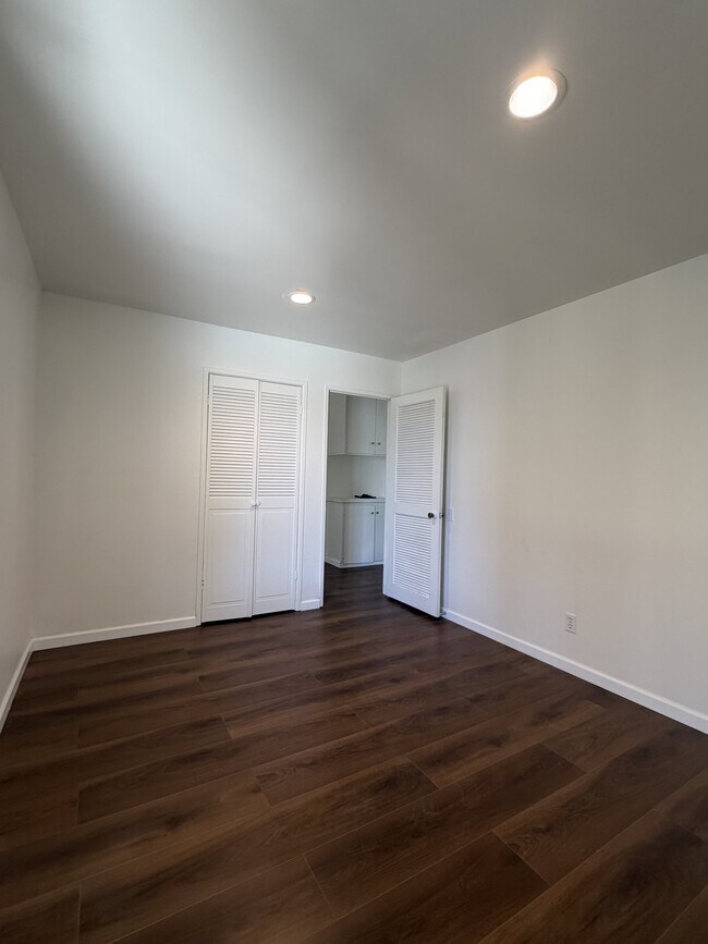 Building Photo - 44215 Hanstead Ave