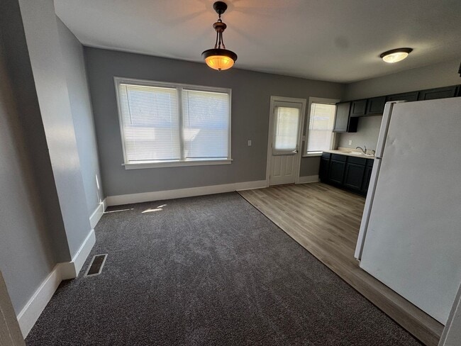 Building Photo - Pet-Friendly 2 Bed Townhome Across from Stephens Park | Utilities Included