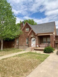 Building Photo - 4 Bedroom 3 Bath, Pre Leasing for Fall 202...