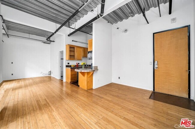 Building Photo - 312 W 5th St