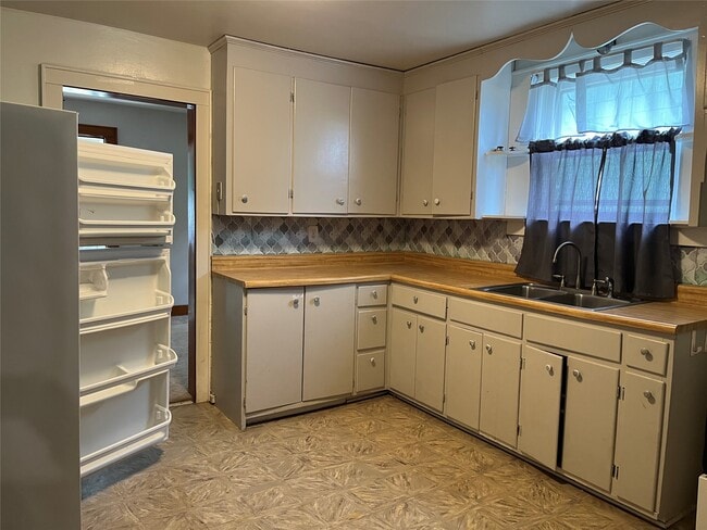 Building Photo - 124 Squires Ave