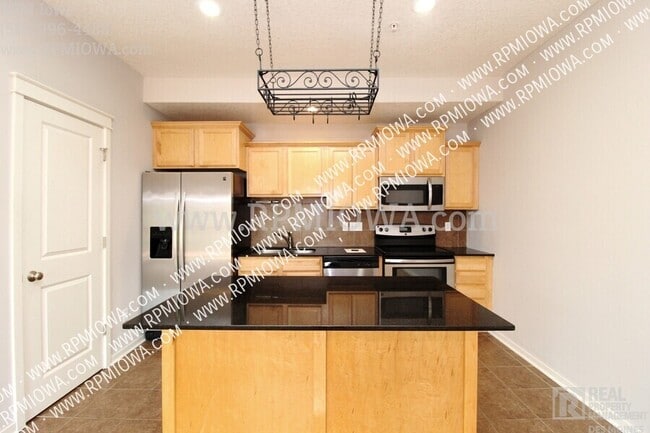 Building Photo - 216 NE Chalet Ln