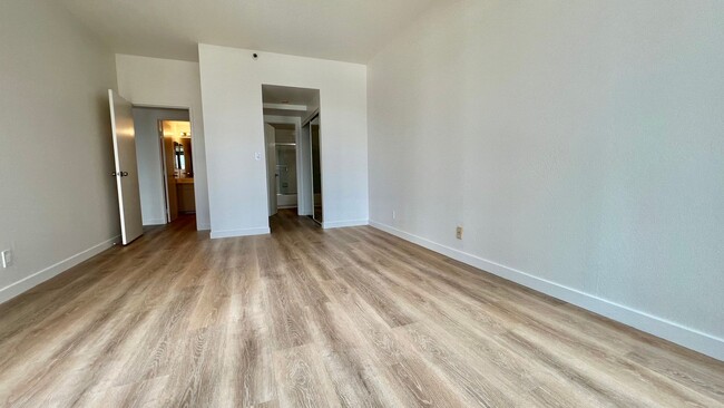 Building Photo - Stunning Large 1 Bedroom Exquisite Vinyl w...