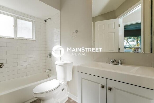 Building Photo - 3 Bedroom Pet-Friendly Home in Fort Myers, FL with Main Street Renewal
