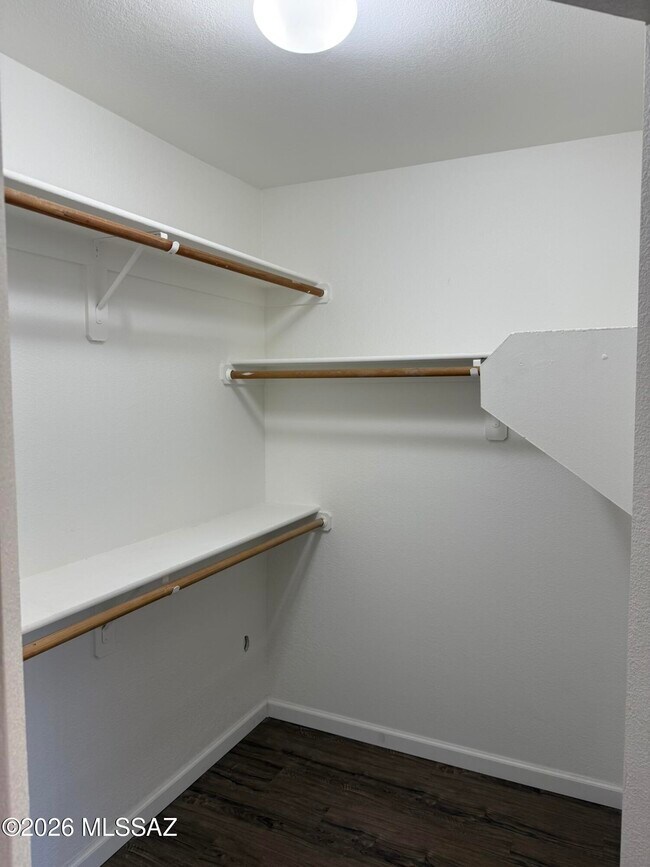 Building Photo - 5751 N Kolb Rd