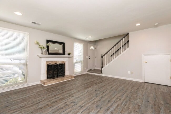 Building Photo - 1119 Riverbend Club Dr SE
