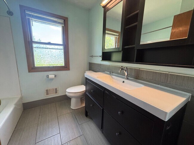 Building Photo - Awesome 3 BR/1 BA End-Unit Townhome in Minneapolis!