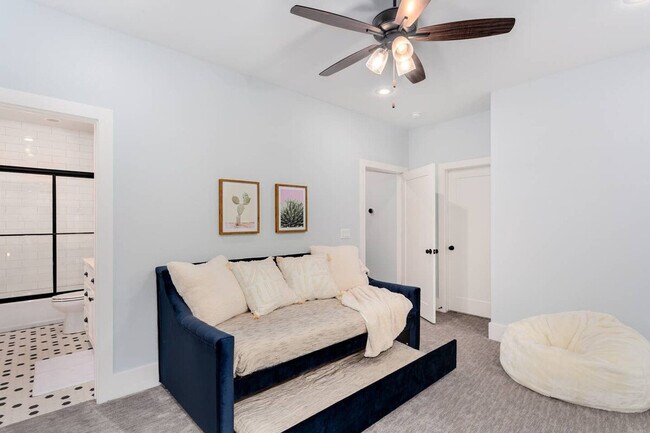 Building Photo - 319 NW A St