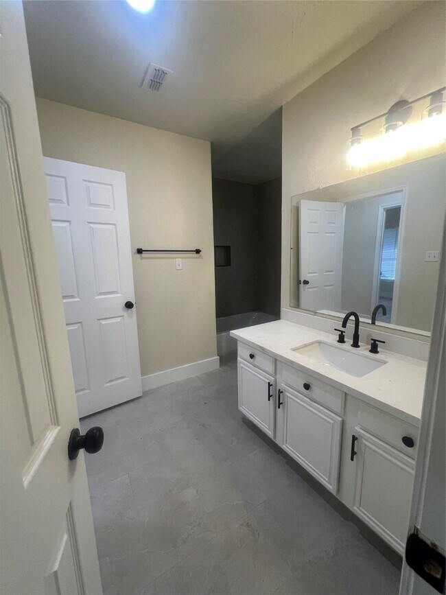 Building Photo - 5735 Kenilwood Dr