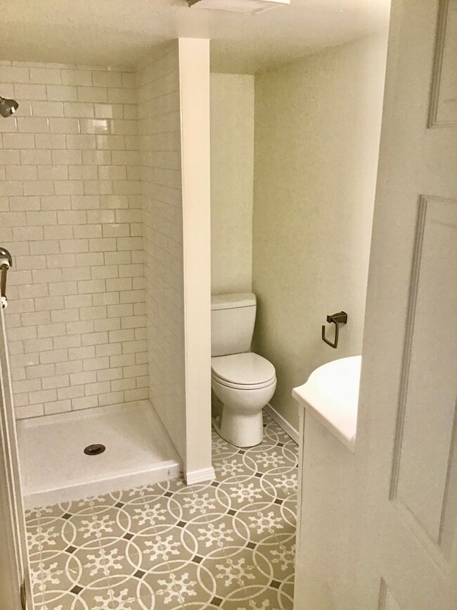 Building Photo - Ravenna Charmer!!’