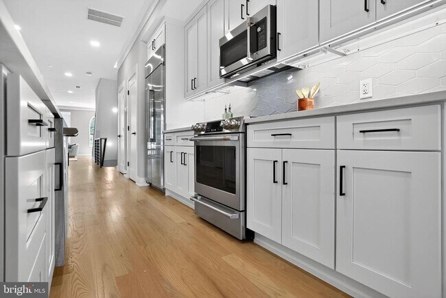 Building Photo - 1329 Irving St NW