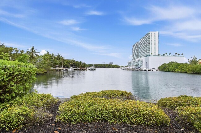 Building Photo - 16500 Collins Ave