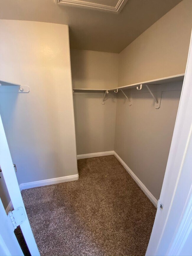 Building Photo - AMAZING 2 STORY TOWNHOME LOCATED IN A GATED COMMUNITY!